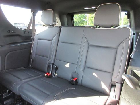 Certified 2022 GMC Yukon XL SLT w/ SLT Premium Package AWD/4WD image 24
