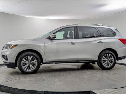 Used 2019 Nissan Pathfinder SV image 3