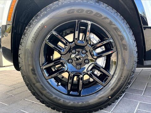 New 2026 Land Rover Defender 110 X-Dynamic SE image 12