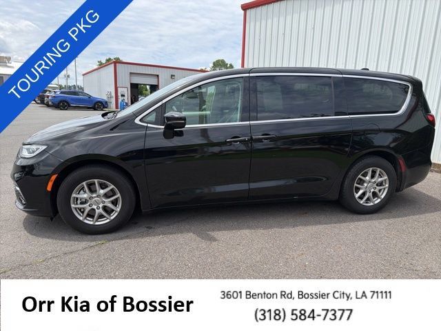 Used 2024 Chrysler Pacifica Touring-L FWD image 15