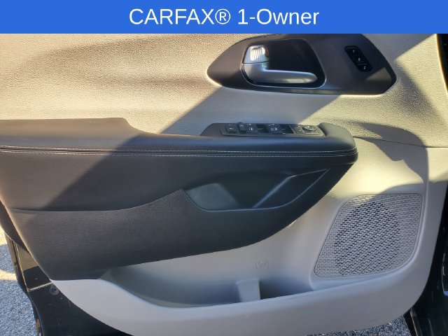 Used 2024 Chrysler Pacifica Touring-L FWD image 9