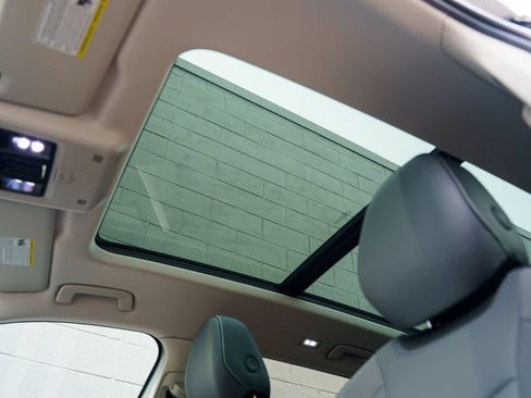 Used 2025 Volkswagen Tiguan SE w/ Panoramic Sunroof Package AWD/4WD image 31