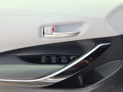 Used 2025 Toyota Corolla XSE FWD image 17
