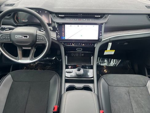 New 2026 Jeep Grand Cherokee Altitude image 11