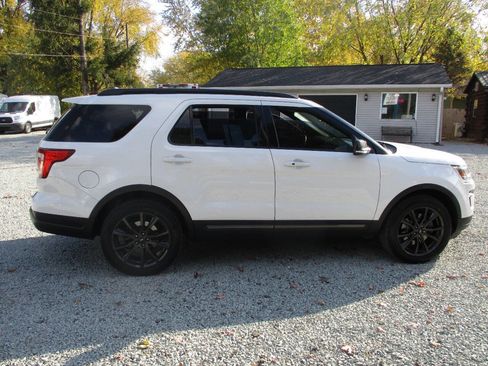 Used 2018 Ford Explorer XLT w/ Equipment Group 202A image 6