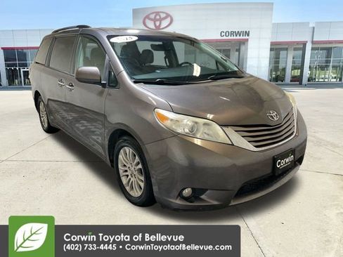 Used 2015 Toyota Sienna XLE image 1