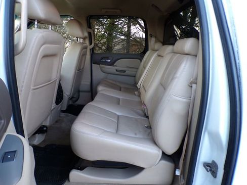 Used 2010 Chevrolet Avalanche LT w/ Suspension Package, Off-Road image 9