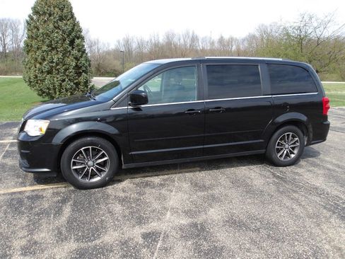 Used 2017 Dodge Grand Caravan SXT w/ Driver Convenience Group image 10
