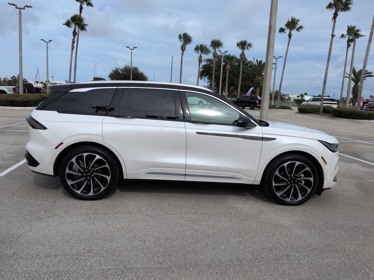 Certified 2024 Lincoln Nautilus Black Label AWD/4WD image 3