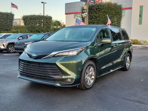 Used 2025 Toyota Sienna XLE image 6
