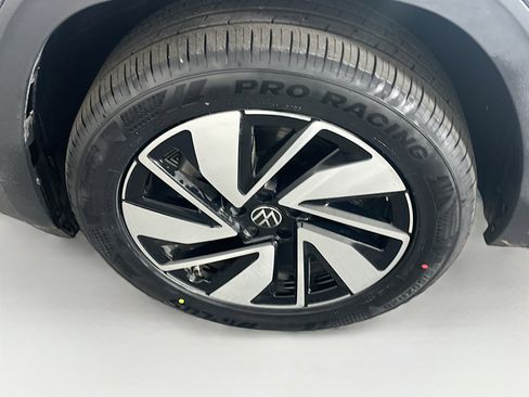 Used 2025 Volkswagen Atlas SE image 11