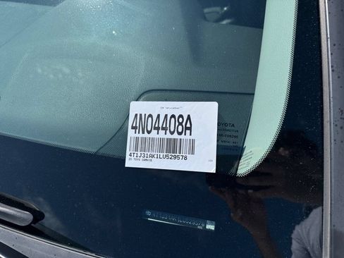 Used 2020 Toyota Camry SE w/ Sunroof Package FWD image 33