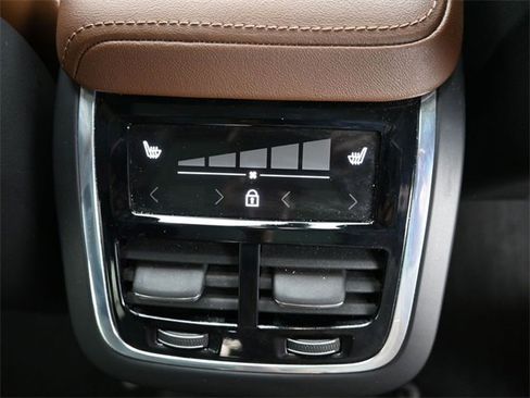 Used 2022 Volvo XC60 B5 Inscription w/ Climate Package image 34