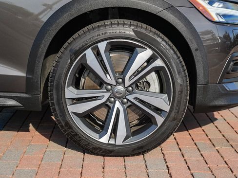 Used 2025 Volvo V60 B5 Cross Country Plus image 11