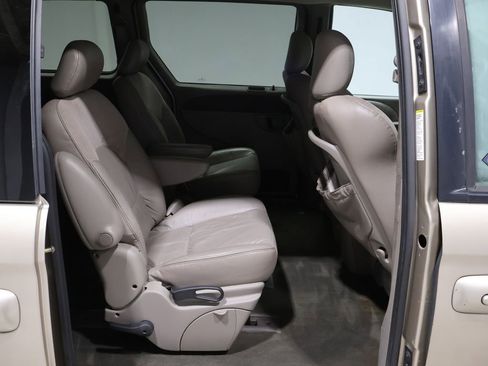 Used 2003 Chrysler Town & Country Limited image 20