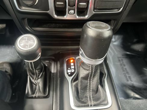 Used 2023 Jeep Wrangler Unlimited Sahara w/ Cold Weather Group AWD/4WD image 20
