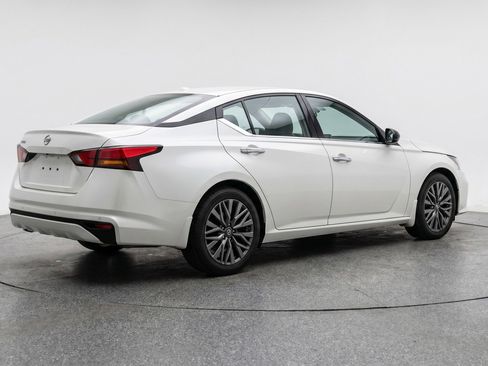 Used 2025 Nissan Altima 2.5 SV FWD image 9