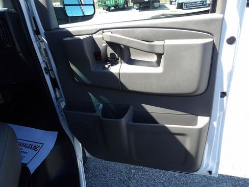 Used 2017 Chevrolet Express 2500 image 32