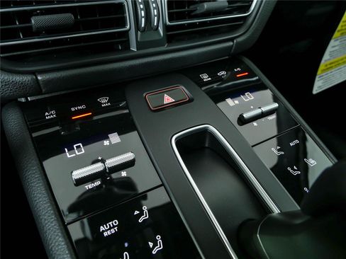 Certified 2026 Porsche Macan Turbo AWD/4WD image 18