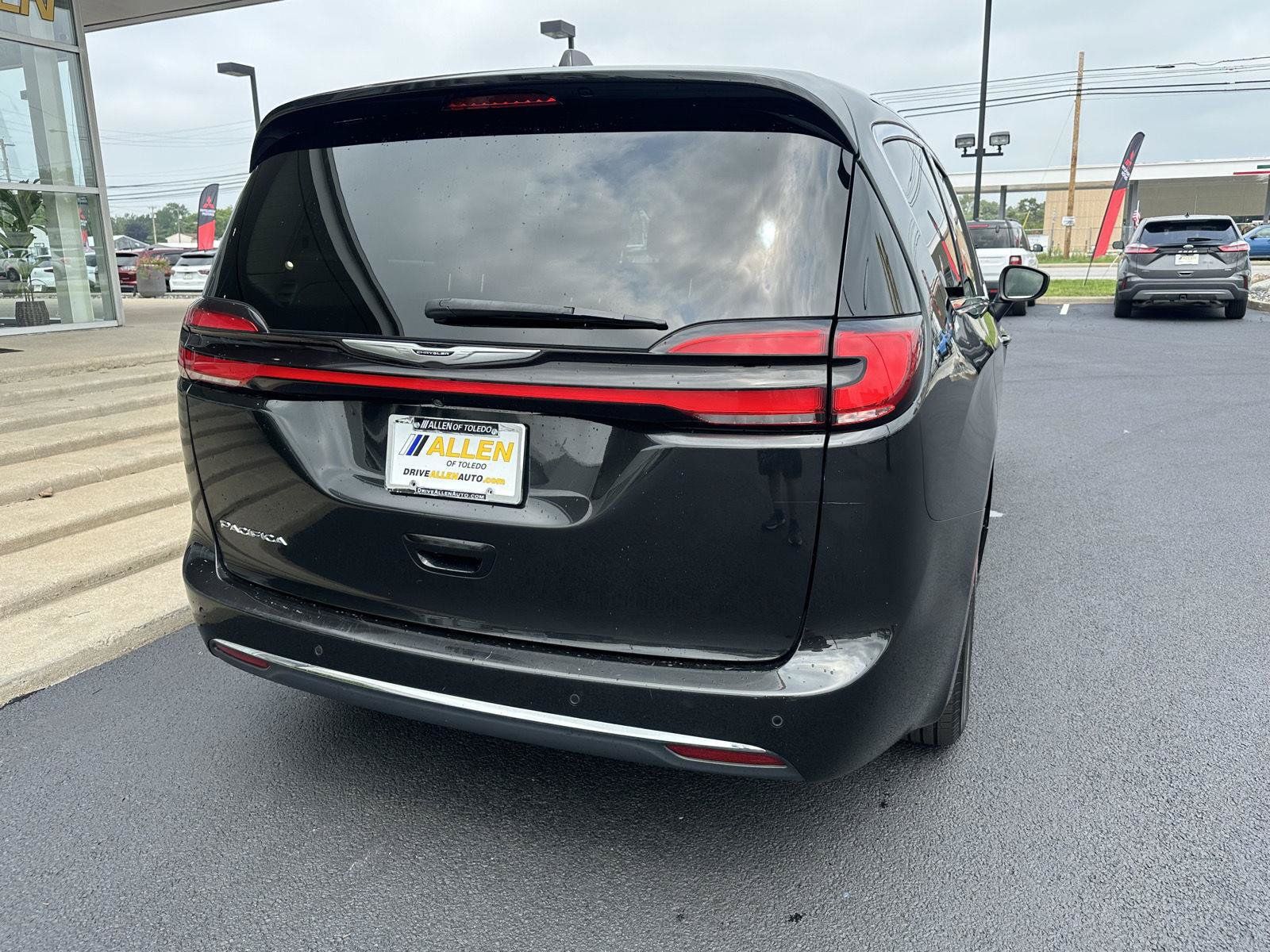 Used 2023 Chrysler Pacifica Touring-L FWD image 10