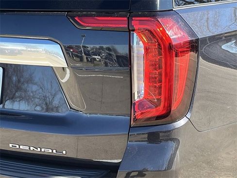 Used 2023 GMC Yukon XL Denali image 7