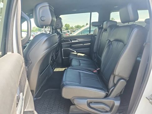 Used 2024 Jeep Wagoneer L Series II w/ Flexible Seating Group AWD/4WD image 3