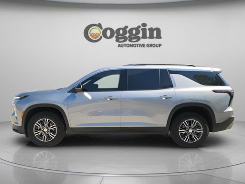 Used 2024 Chevrolet Traverse LT image 3