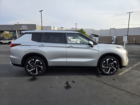Used 2024 Mitsubishi Outlander 4WD Plug-In Hybrid image 7