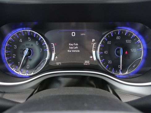 Used 2019 Chrysler Pacifica Touring-L Plus w/ S Appearance Package FWD image 9