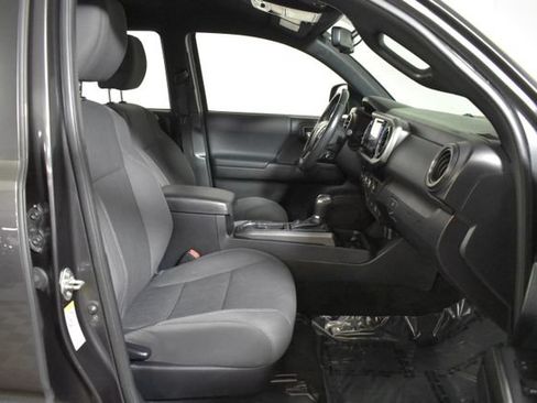 Used 2017 Toyota Tacoma TRD Sport w/ Tow Package (A/T) AWD/4WD image 33