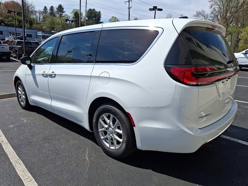 New 2026 Chrysler Pacifica Select image 4