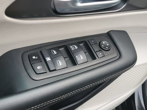 Used 2024 Chrysler Pacifica Touring-L FWD image 16
