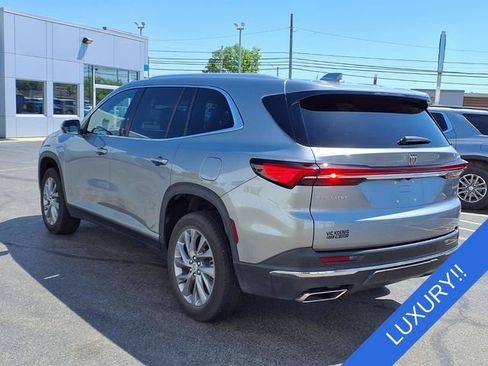 Used 2025 Buick Enclave Preferred image 3