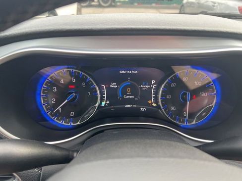 Used 2025 Chrysler Pacifica Limited FWD image 8