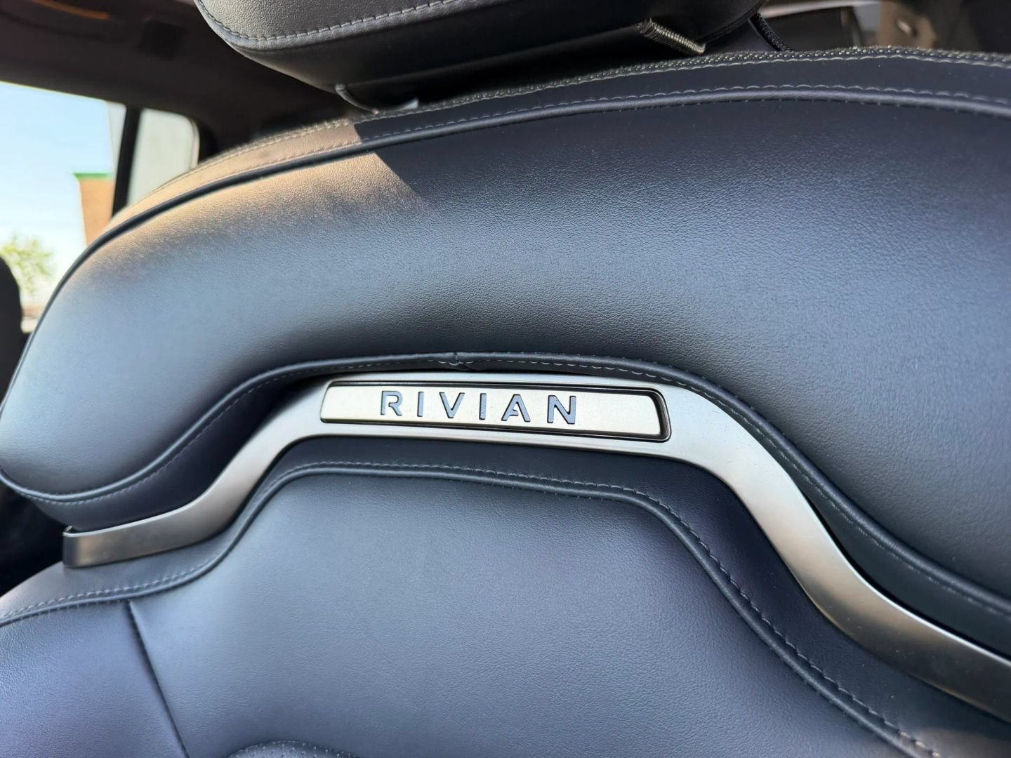 Used 2025 Rivian R1S Adventure Dual AWD/4WD image 31