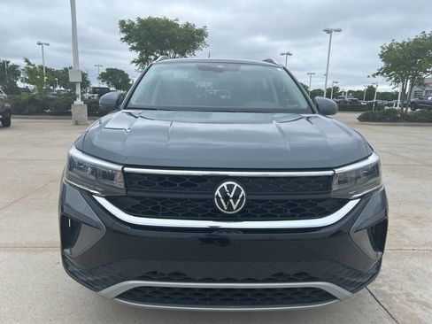 Used 2022 Volkswagen Taos SE w/ IQ.Drive SE Package image 3