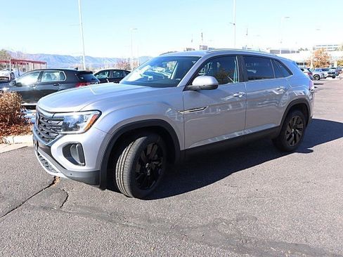 Certified 2025 Volkswagen Atlas Cross Sport SE image 3