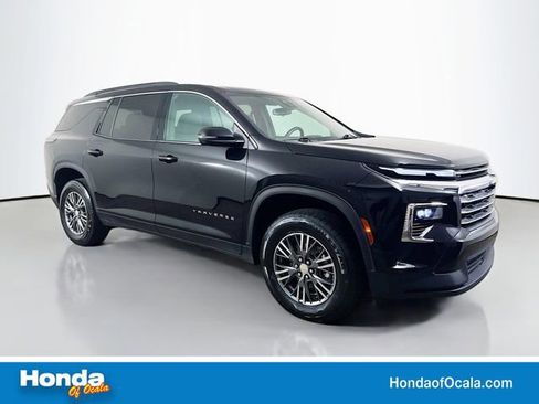 Used 2025 Chevrolet Traverse LT image 1