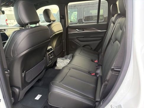 New 2025 Jeep Grand Cherokee Limited image 8