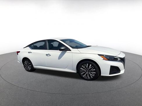 Used 2025 Nissan Altima 2.5 SV FWD image 2