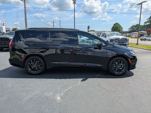 New 2025 Chrysler Pacifica Select w/ Fav Edition Package image 4