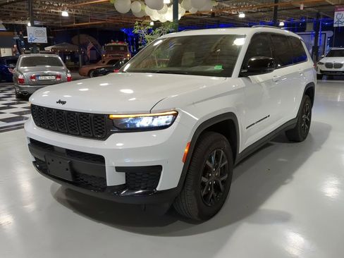 Used 2025 Jeep Grand Cherokee L Altitude image 1