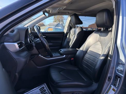 Used 2021 Toyota Highlander XLE image 11
