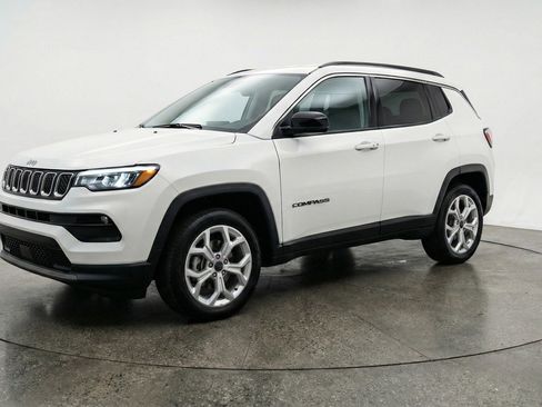 Used 2025 Jeep Compass Latitude AWD/4WD image 3