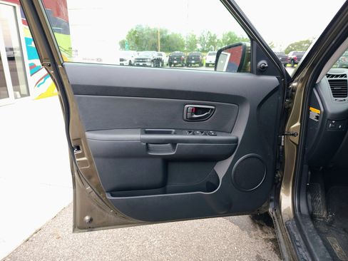 Used 2013 Kia Soul FWD image 9