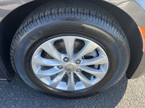 Used 2017 Chrysler Pacifica Touring-L image 31