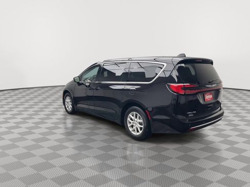 Used 2024 Chrysler Pacifica Touring-L image 37
