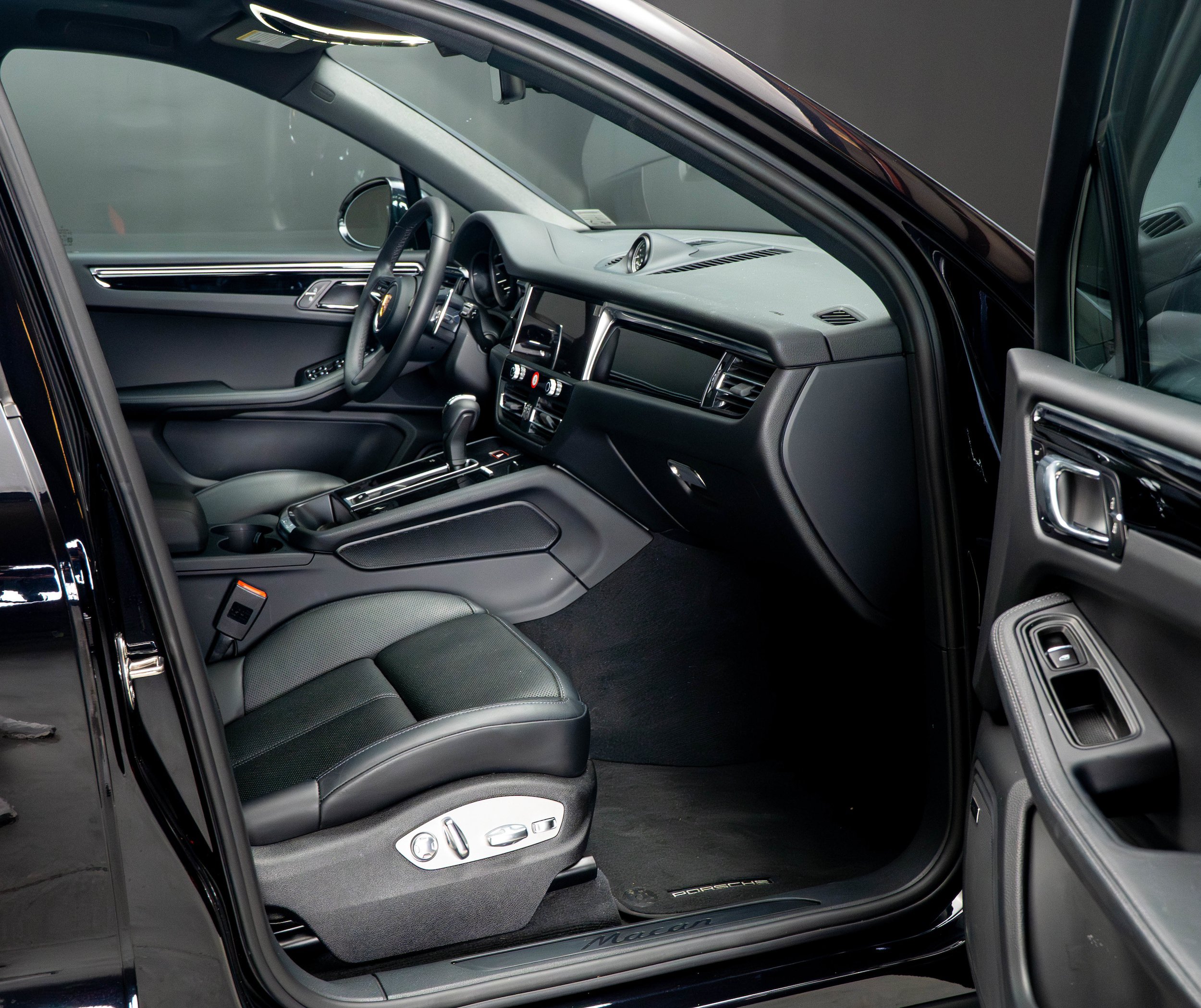 Certified 2025 Porsche Macan AWD/4WD image 32