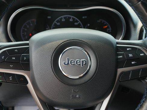 Used 2019 Jeep Grand Cherokee Laredo AWD/4WD image 26