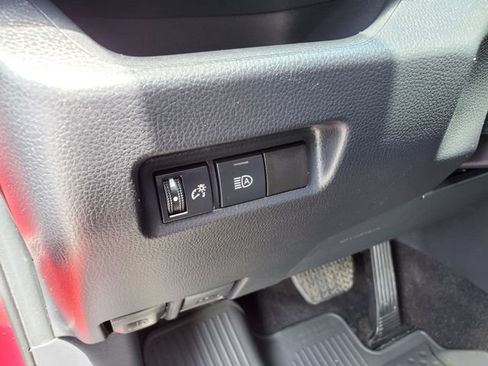 Used 2025 Toyota RAV4 XLE AWD/4WD image 19